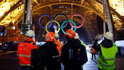 À Paris, la tour Eiffel a perdu ses anneaux olympiques dans la nuit