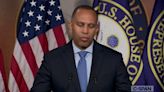 Rep. Hakeem Jeffries (D-NY) slams Govs. Desantis (R-FL) & Abbott (R-TX) for trafficking migrants to Democrat-led cities.