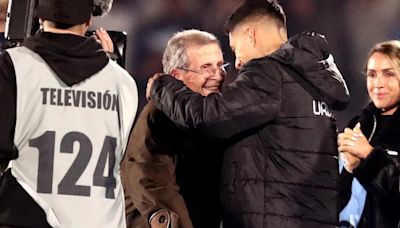 Emotivo homenaje a Luis Suárez en su última función con Uruguay: del mensaje de Messi al abrazo con el Maestro Tabárez