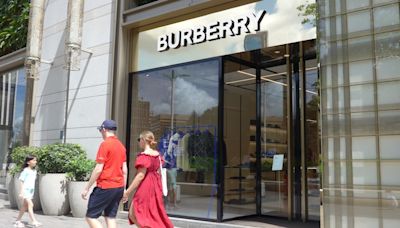 Luxusmarke holt neuen CEO - Burberry gibt Gewinnwarnung, Aktie rauscht ab