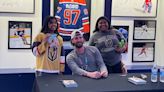 Fans say goodbye to Thompson at autograph signing after trade to Capitals | NHL.com