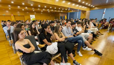 El consejero de Industria, Comercio y Empleo, Mariano Veganzones, premia la labor de 200 estudiantes