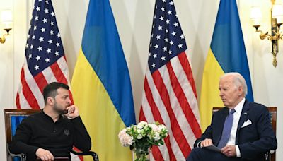 Biden se disculpa por meses de retrasos en aprobación de envíos de armas a Kiev