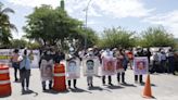 “Exigimos a los militares reconocer sus implicaciones”: frente a cuartel, padres de Ayotzinapa demandan respuestas al Ejército