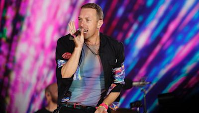 Coldplay sube al escenario a Michael J. Fox y emociona al público