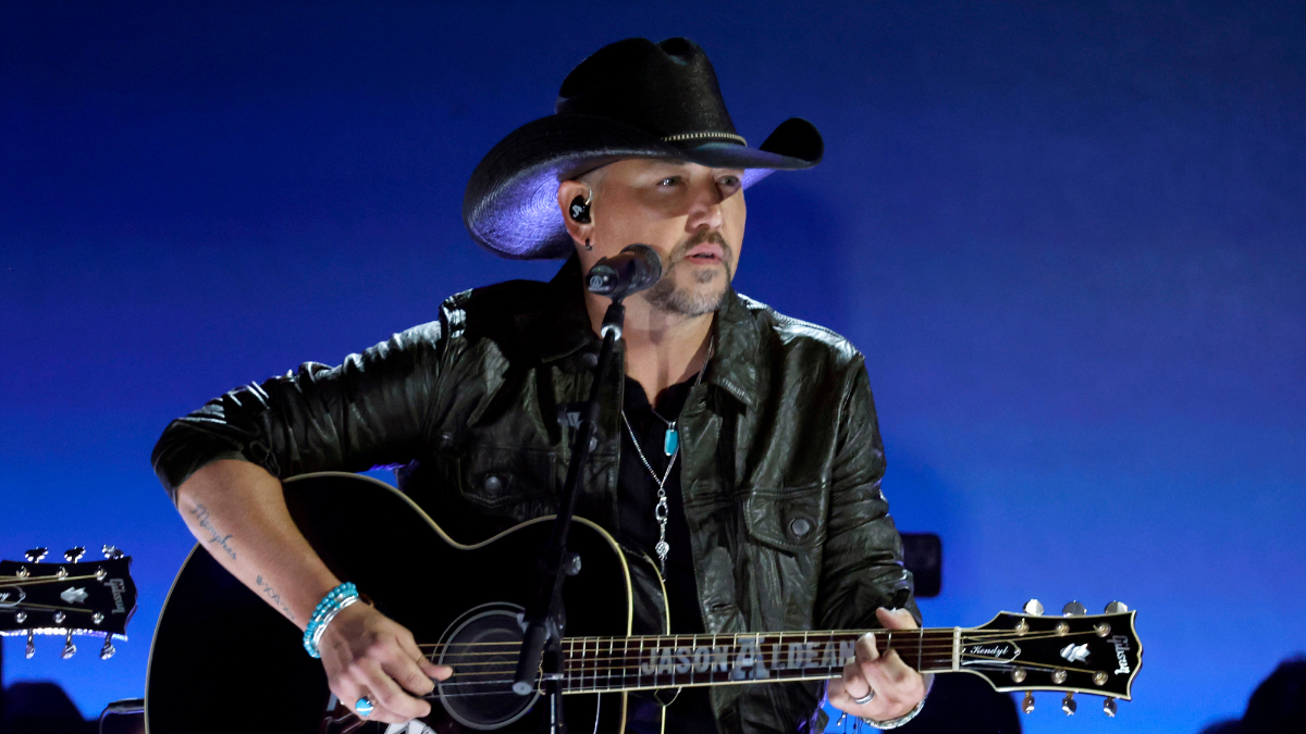 Jason Aldean Honors Toby Keith With Heartfelt Tribute In Front Of Late Legend's Family | iHeartCountry Radio