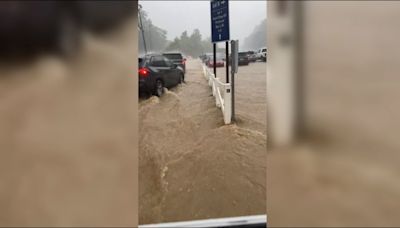 1 injured after flash flooding hits Dollywood theme park