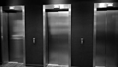 台南電梯驚魂印度版！男受困醫院電梯42小時 打緊急電話都沒人接