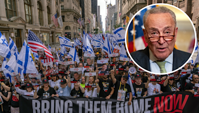 Chuck Schumer booed while Speaking at NYC Israel parade