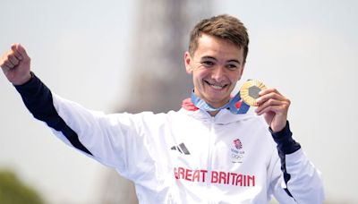 Alex Yee wins gold in men's triathlon with stunning late victory