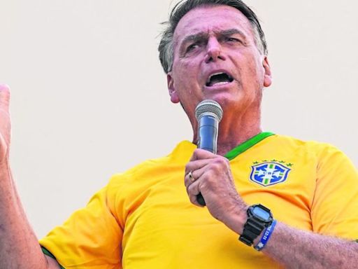 Bolsonaro dice que sufre "persecución sin fin" tras nuevo revés judicial, es inhabilitado por 8 años