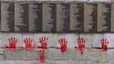 Holocaust-Mahnmal in Paris mit Rote-Hände-Graffiti beschmiert