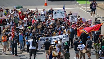 美國田納西州開放「教職員攜槍」應對校園槍擊威脅，反對者議會外抗議：鮮血沾滿了你們的雙手