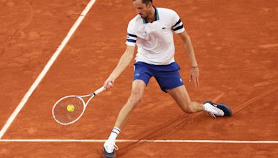 Medvedev vence a Machac y pasa a octavos de Roland Garros