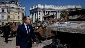 Regno Unito, Cameron rompe un tabù: “L’Ucraina può bombardare la Russia con armi britanniche se lo ritiene”