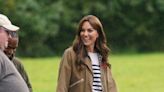 Kate Middleton elige un conjunto 'navy' otoñal para su visita a una comunidad de padres en Londres