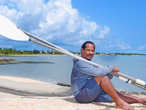 Ele atravessou o oceano remando e agora inspira crianças na Guiana Francesa