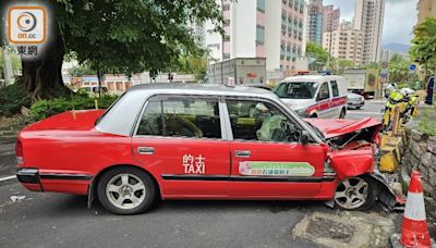 大埔大元邨的士撞貨車撼壆 的哥昏迷送院