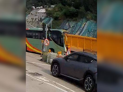 清水灣道旅遊巴撞泥頭車 一乘客受輕傷送院