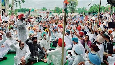 Fatehgarh Sahib: Congress workers protest outside DC office