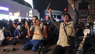 伊朗總統直升機硬着陸｜民眾跪地祈求萊希平安 網傳有人放煙花