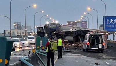 高屏大橋通了！ 砂石車貨車翻覆交通受阻7小時