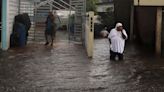 Decenas de personas refugiadas y vías clausuradas por las fuertes lluvias en Puerto Rico