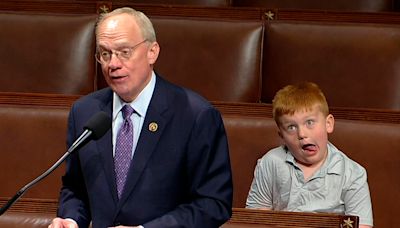 太搶鏡！美議員老爸國會認真演說 6歲兒在後面「狂做鬼臉」爆紅