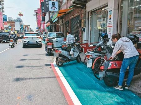 高雄標線人行道 汽機車違停嚴重