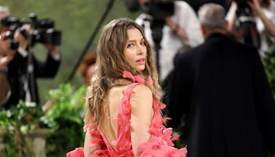 Watch: Jessica Biel bathes in 20lbs of bath salt to prepare for Met Gala