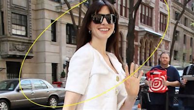 Anne Hathaway nos enseña cómo usar medias blancas sin morir en el intento