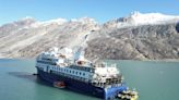 Un crucero de lujo con más de 200 personas a bordo encalló en las costas de Groenlandia y espera un rescate