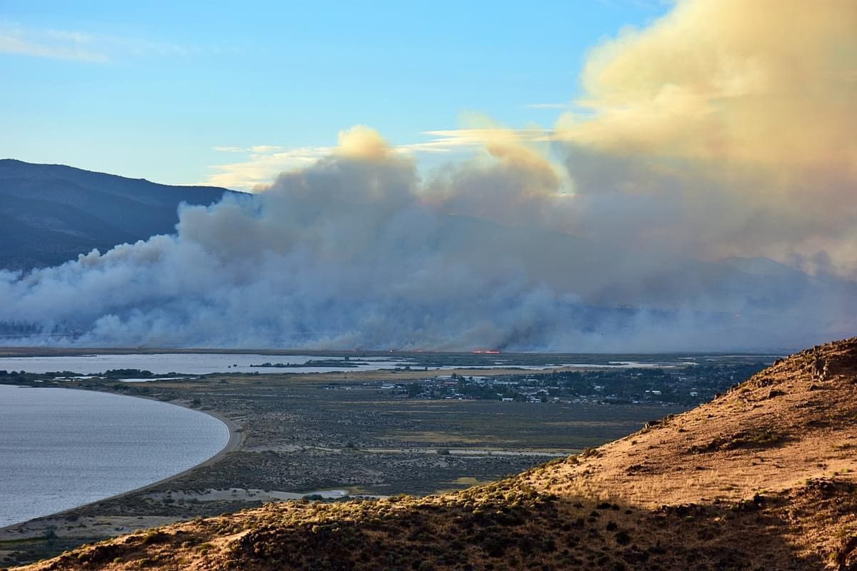 Wildfire outside Reno shuts down I-580 in Nevada, burns down homes