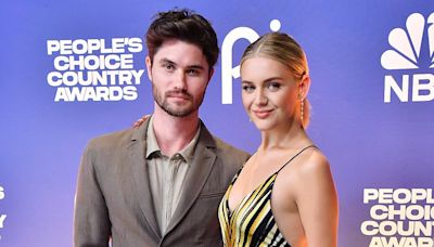 Kelsea Ballerini and Chase Stokes cuddle up on country awards carpet