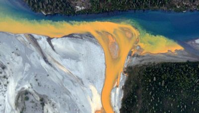 Por qué algunos ríos de Alaska se están volviendo color naranja