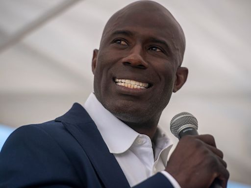 Hall of Fame RB Terrell Davis says he was placed in handcuffs on United Airlines flight