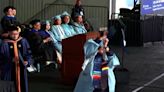 Estudiantes de Columbia rompieron diplomas durante la ceremonia de graduación en protesta por la guerra en Gaza