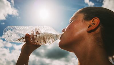 Boire de l'eau en bouteille tiède ne serait pas sans risque pour votre santé