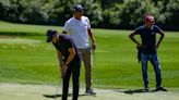 El uruguayo Diego Forlán prueba sus dotes para el golf en el Abierto de Quito