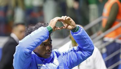 Endrick se emociona con el homenaje de la afición en su último partido con el Palmeiras