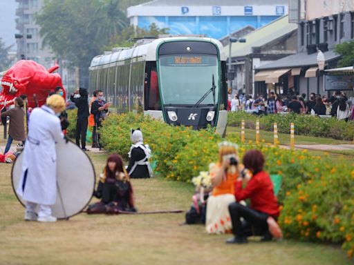 高雄輕軌全線通車年乘客暴增75% 愛河之心站榮登雙冠王！