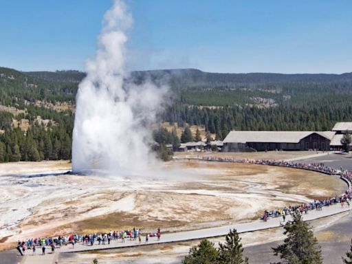 Pánico entre turistas que presenciaron una explosión hidrotermal en el parque Yellowstone