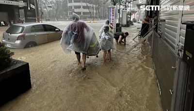 水淹及腰！高雄美術館成黃河「泥水沖千萬豪宅」人肉擋水