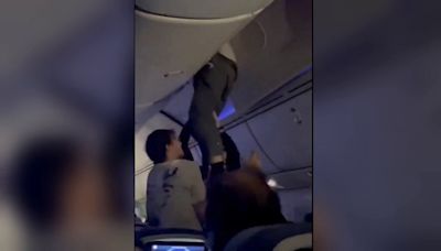 Con los pies colgando y atrapado en el compartimento de las maletas del avión: así queda un pasajero tras fuertes turbulencias