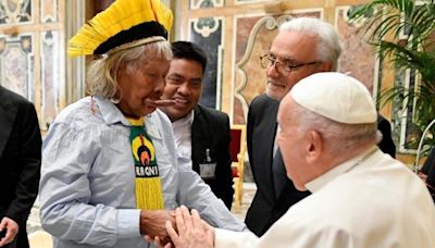 Cacique Raoni encontra Papa Francisco no Vaticano e entrega carta sobre proteção das florestas
