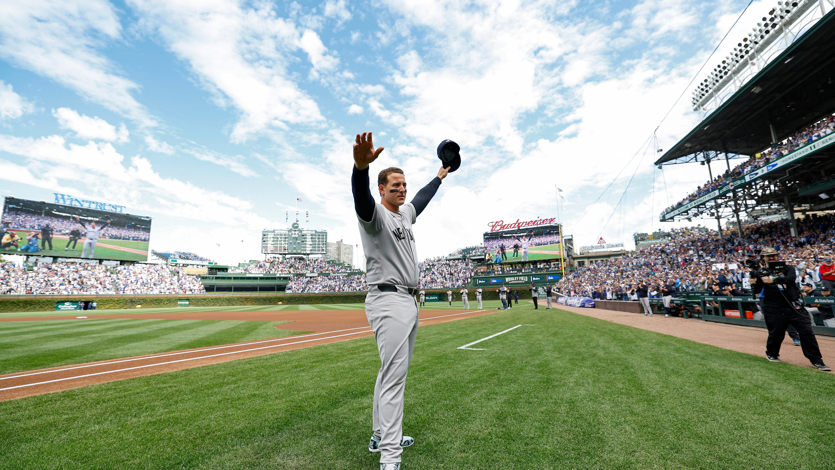 Yankees' Anthony Rizzo reacts to the Wrigley Field crowd on his return to Chicago