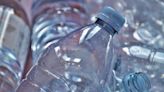 Estudio alerta de un potencial peligro de beber agua de botellas plásticas - La Tercera