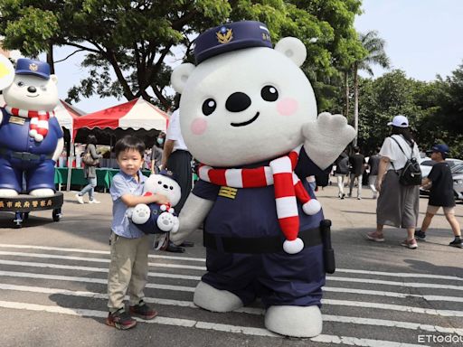 嘉義高中百年校慶 市警局「警察大白熊」現身宣導反詐騙