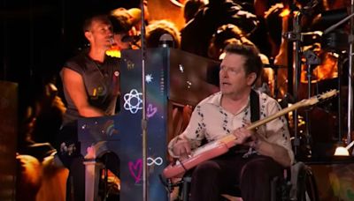 El emotivo momento que ya es historia de Glastonbury: Michael J. Fox se subió en silla de ruedas a tocar con Coldplay