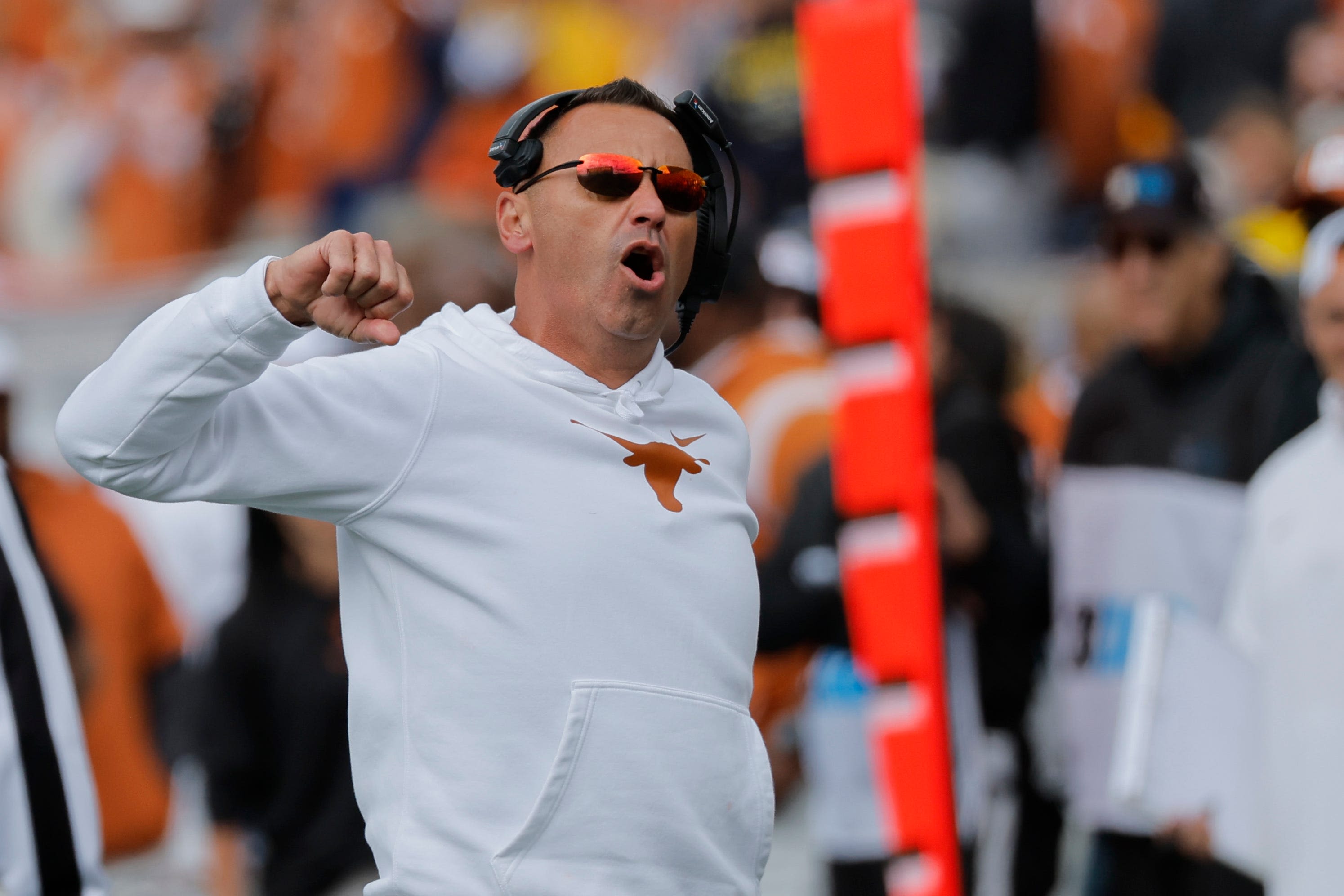 Texas becomes bully under Steve Sarkisian as Michigan withers without Jim Harbaugh